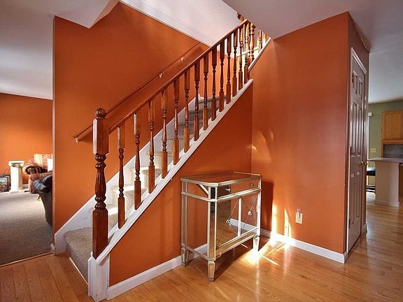 3rd image of 31 Mansion Dr