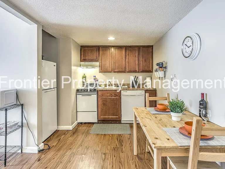 1 Bed/1 Bath Apartment off Hampton Ave! — Photo 11