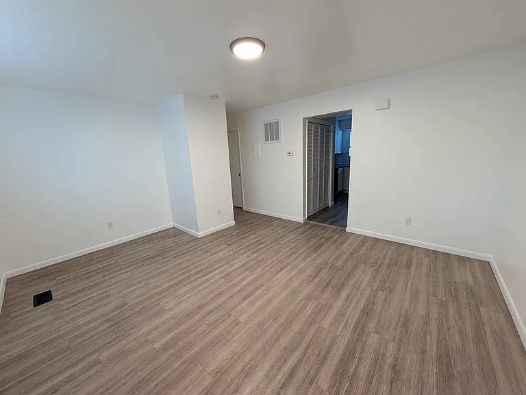 361 E Park Creeke Ln #C — Photo 3