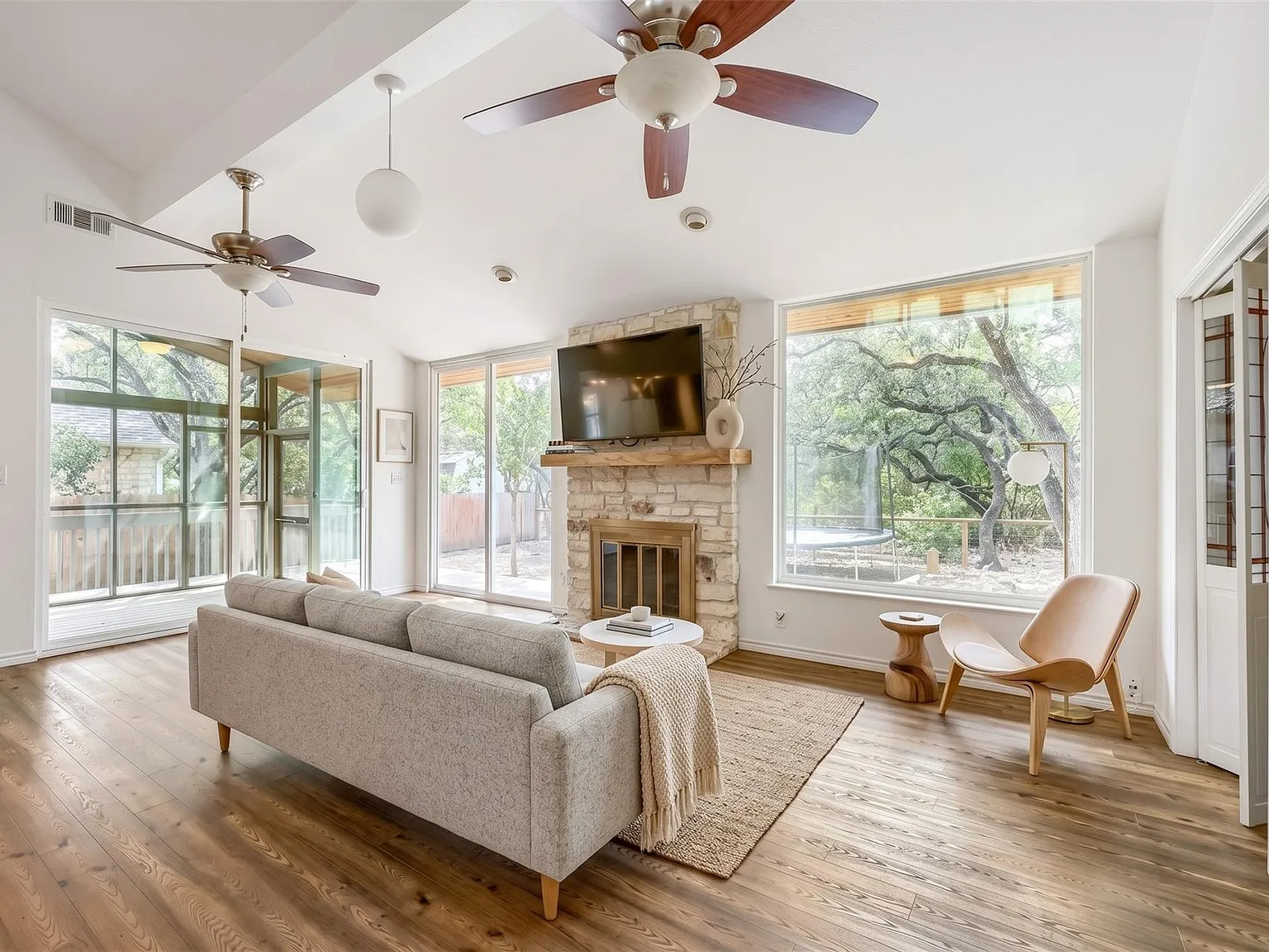 4 bed, 2.5 bath, 2239 sqft, $3,800 — Photo 3
