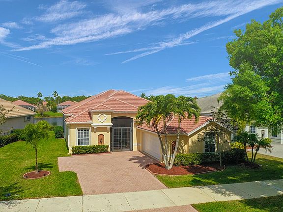 3rd image of 684 SW Lake Charles Cir