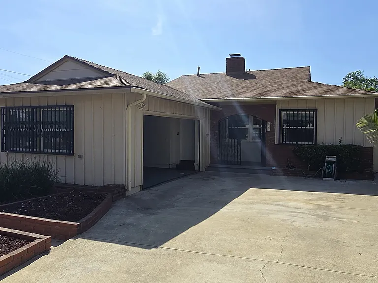 521 N Vermont Ave — Photo 36