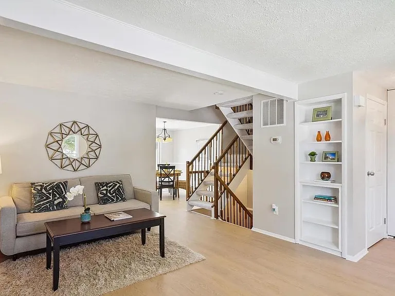 158 Fairfield Dr — Photo 3