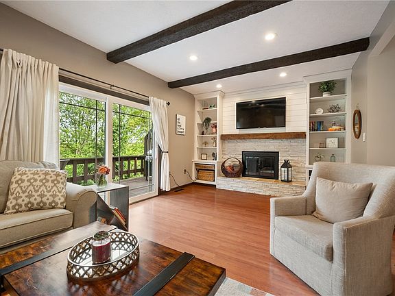 2nd image of 1601 Harewood Sq