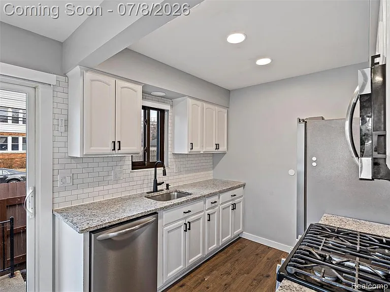 828 E 2nd St — Photo 6