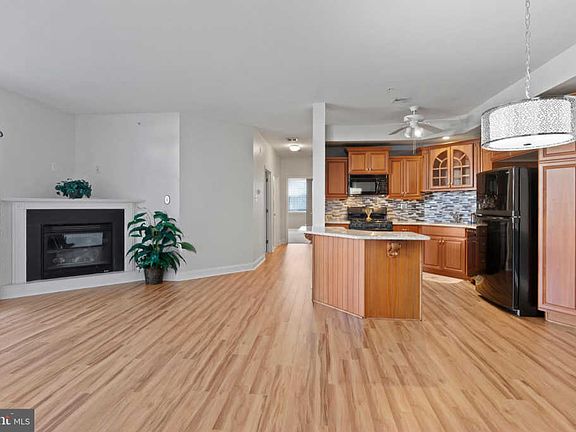 3rd image of 400 Victoria Gardens Dr