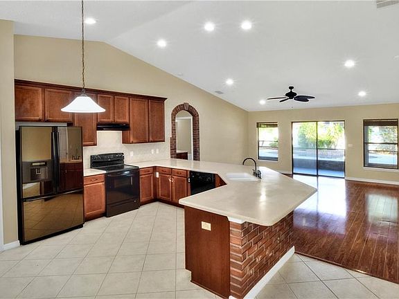 5th image of 253 Oak Landing Ln