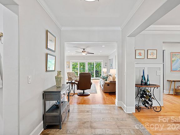 4th image of 135 Pondhaven Cir