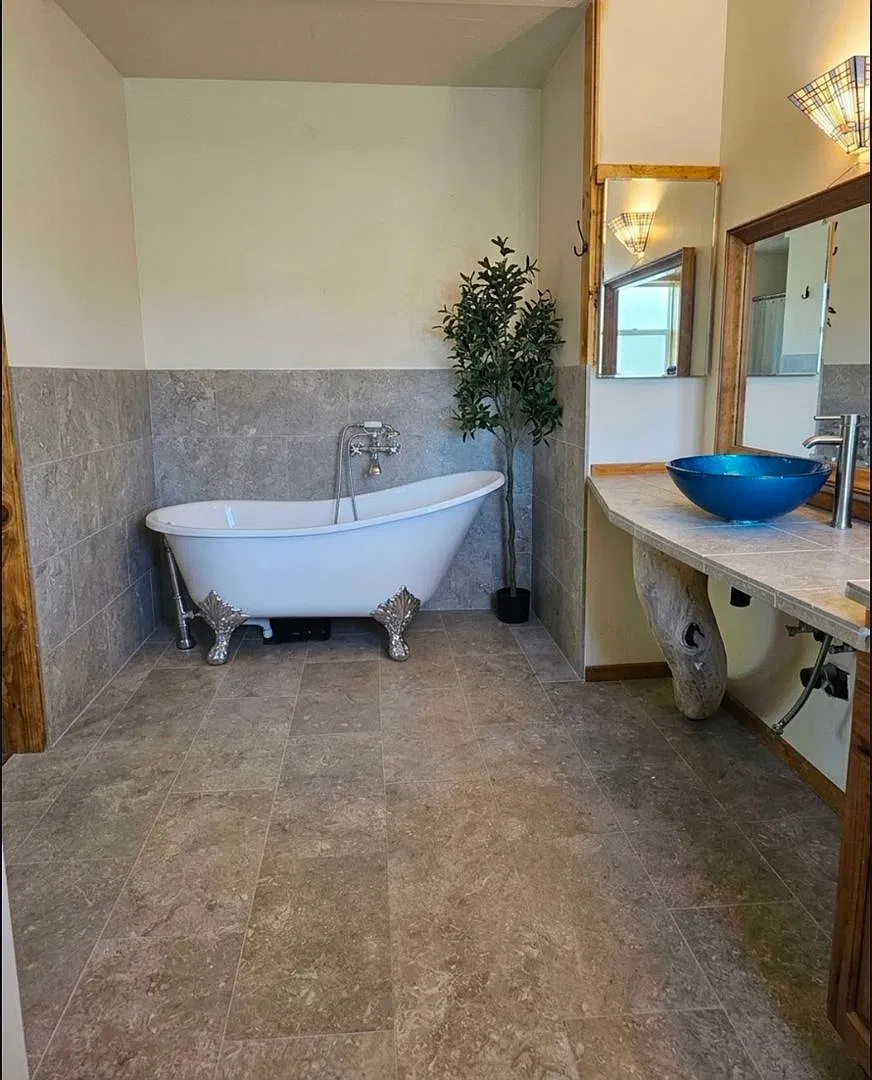 Great 3 Bedroom 2 Bathroom Home with Beautiful Views — Photo 3