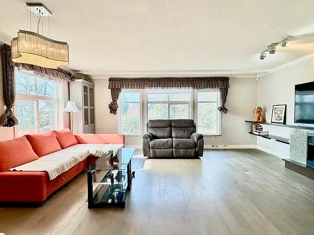 9533 Granville Ave — Photo 2