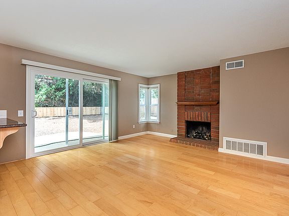 3rd image of 435 Sundance St