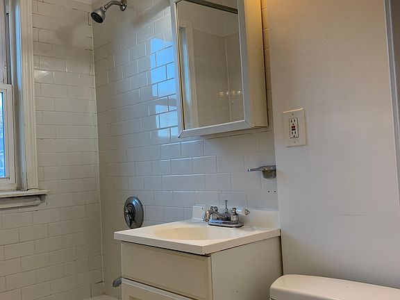 3rd image of 949 Hancock St APT 6
