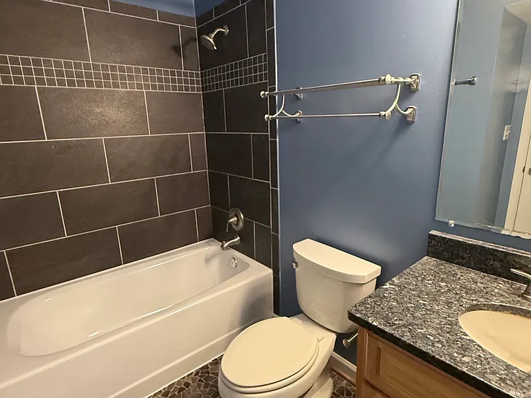 Full bath (top floor)