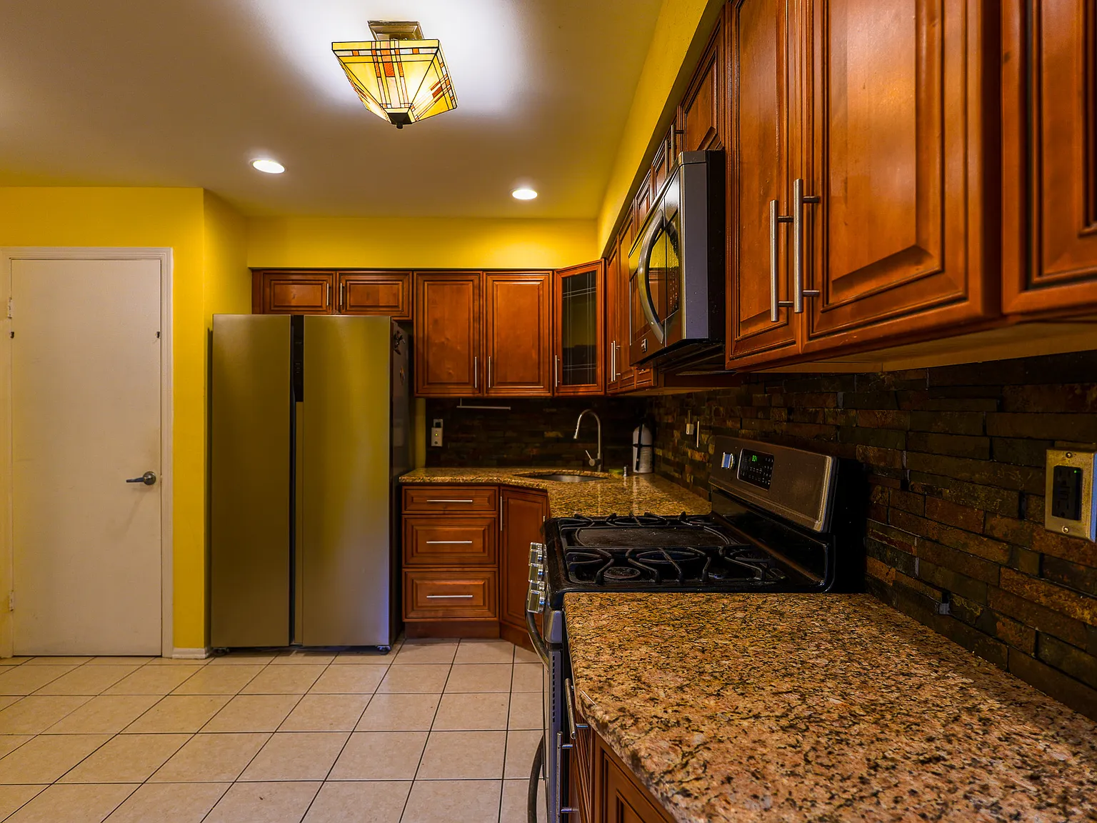 1 bed, 982 sqft, $1,900 — Photo 2