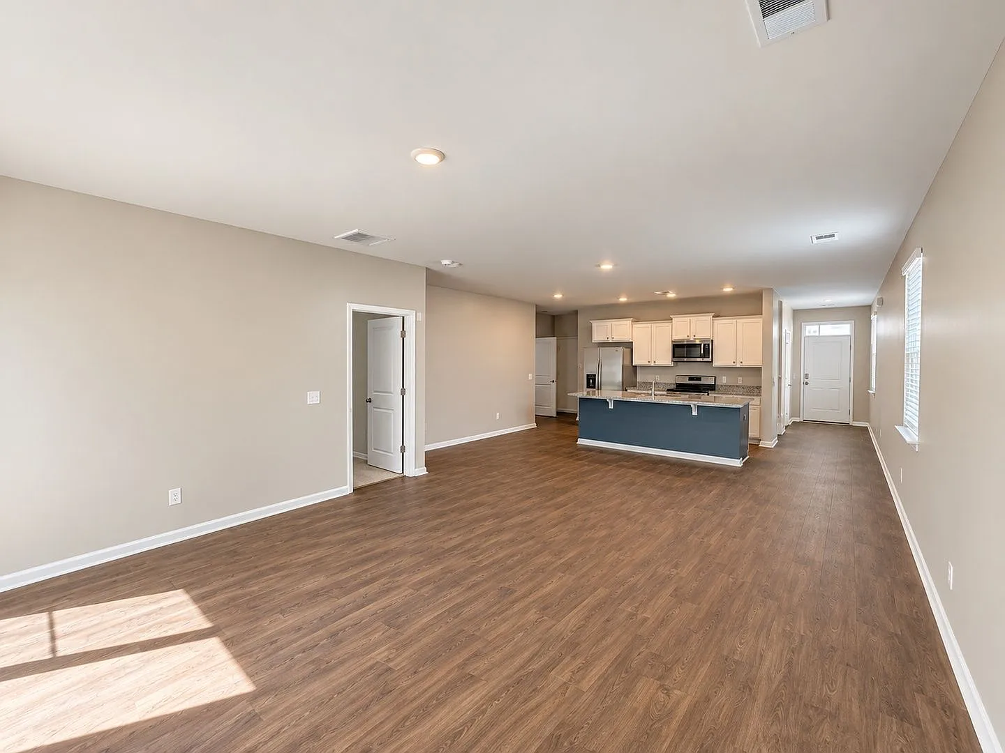 5 bed, 4.0 bath, 2759 sqft, $3,200 — Photo 3