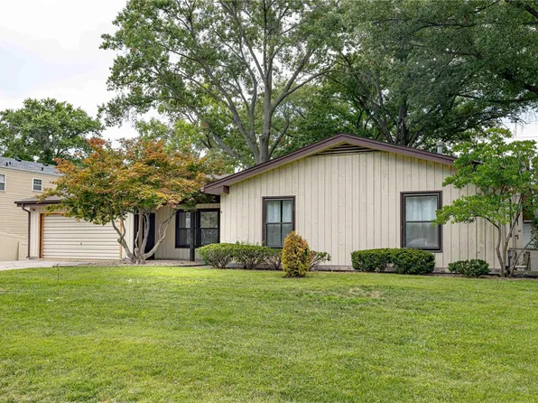 1003 Accent Dr, Saint Louis, MO 63146