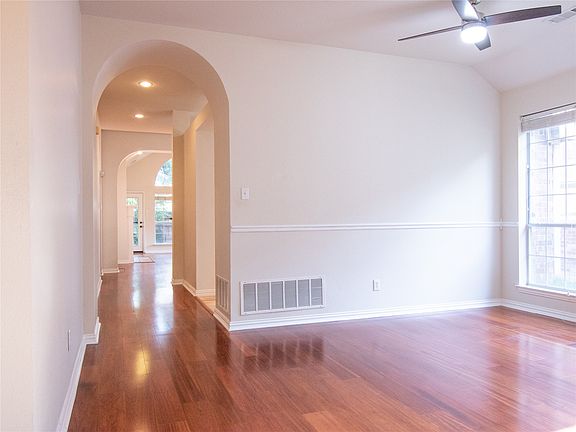 2nd image of 3916 Sharondale Dr