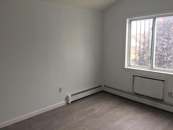 3rd image of 328 Castle Hill Ave