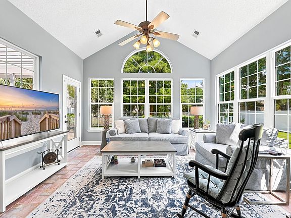 4th image of 221 Spring Lake Dr.