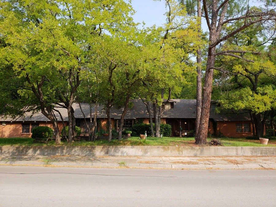 1st image of 2411 Glenwood Ln