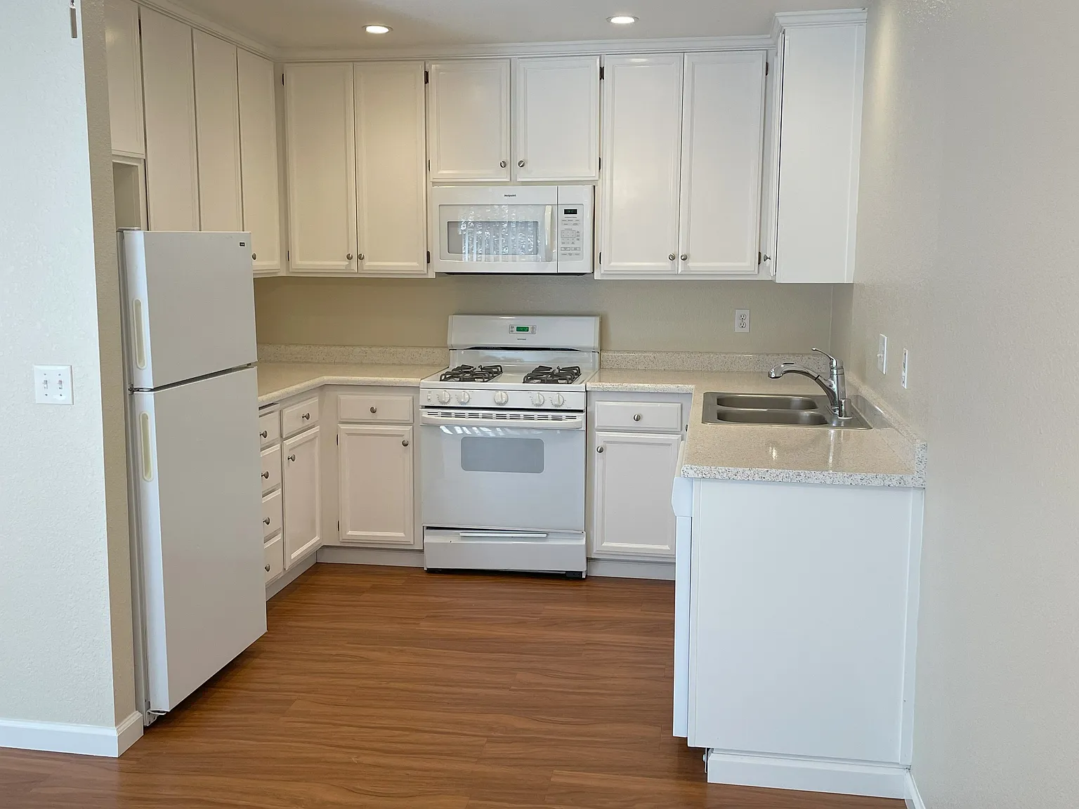Redwood Grove Apartments — Photo 3