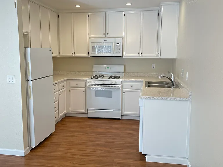 Redwood Grove Apartments — Photo 3