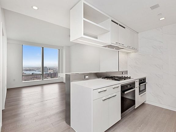 3rd image of 1 Manhattan Sq #48F