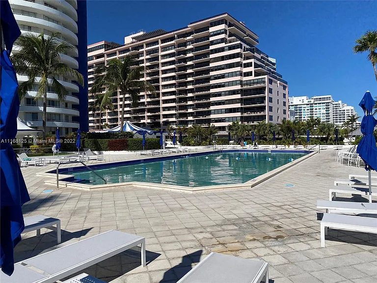 5161 Collins Ave #914 — Photo 23