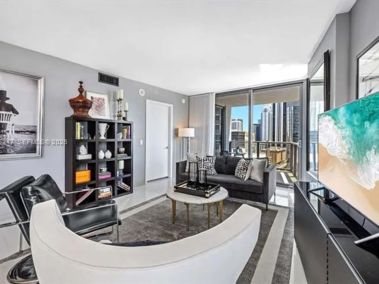 31 SE 6th St #2101 — Photo 3
