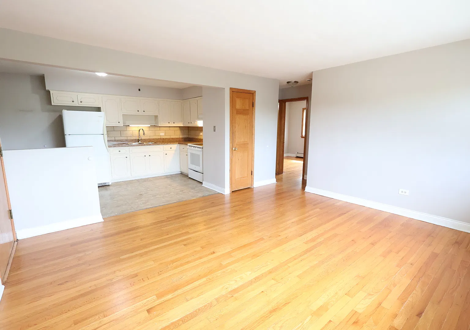 2 bed, 950 sqft, $1,600 — Photo 3
