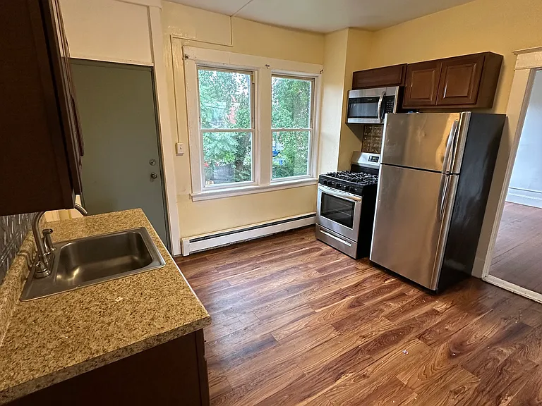905 Park St #B2 — Photo 2