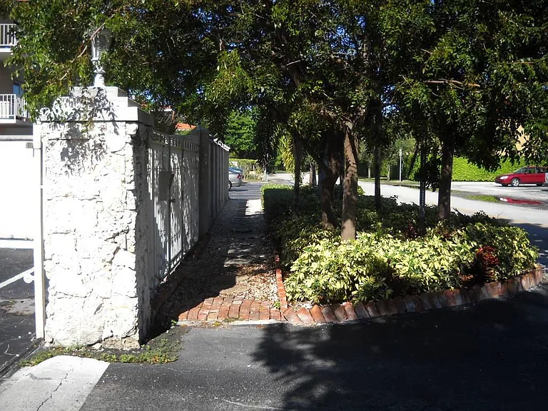 11610 N Bayshore Dr #3E — Photo 3