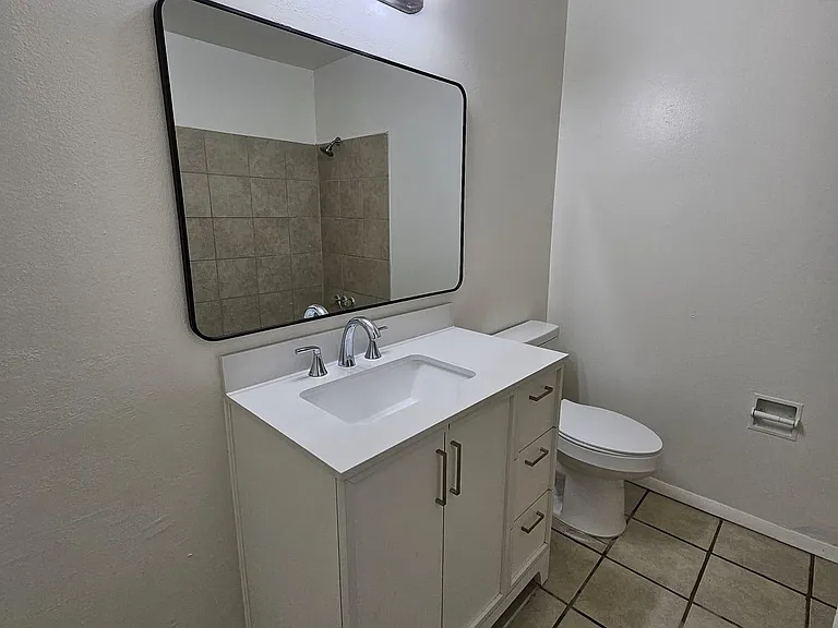 521 Palomas Dr SE #C — Photo 10