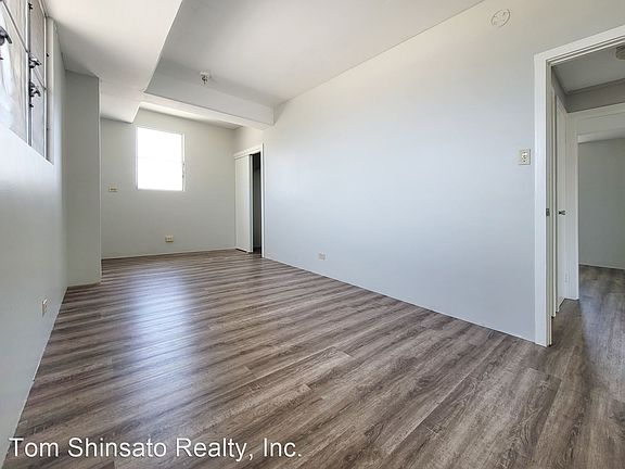 4th image of 526 N School St #501