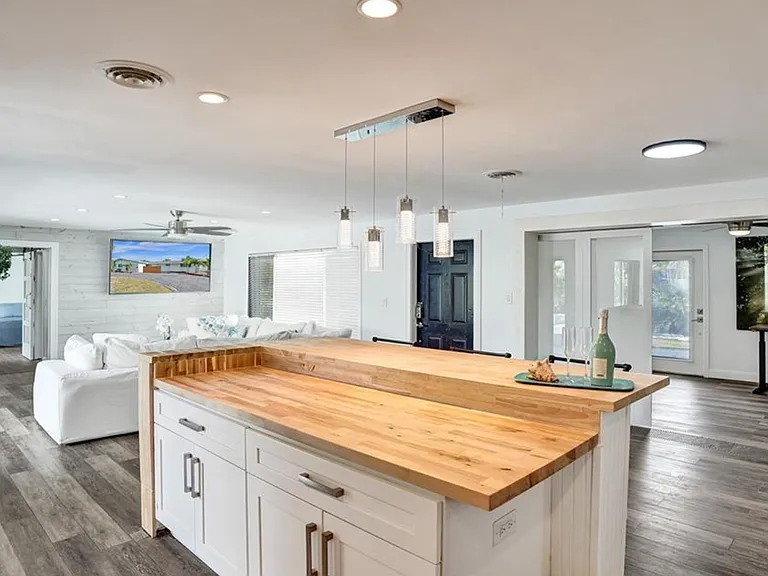 1710 SW 6th Ave — Photo 3