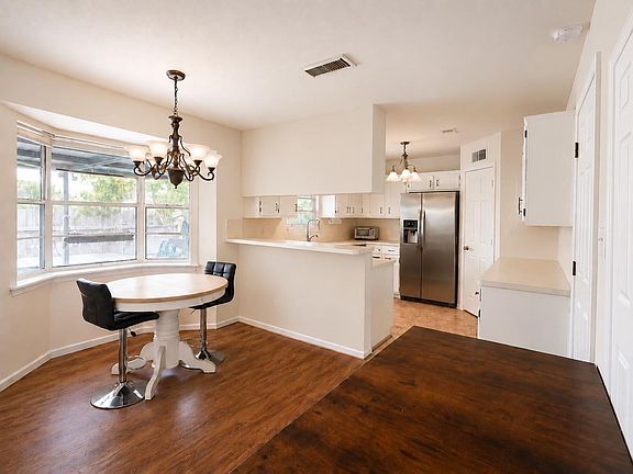 4th image of 1105 E Adoue St
