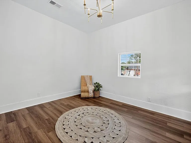 531 E Shepherd St — Photo 2