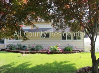 61 Aster Ln, Levittown, PA 19055