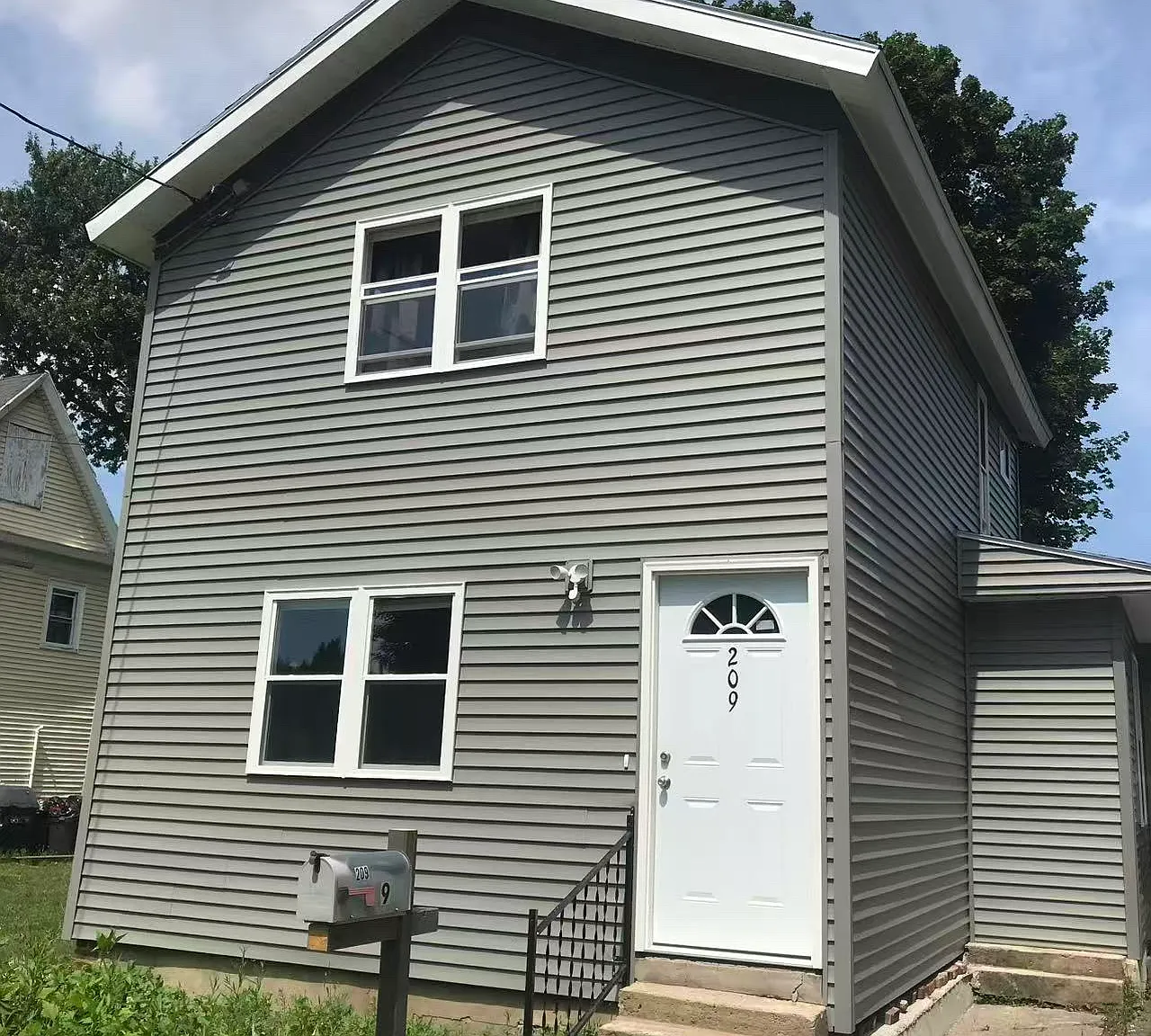 3 bed, 1300 sqft, $2,000 — Photo 1