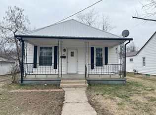 608 W King St, Fairfield, IL 62837