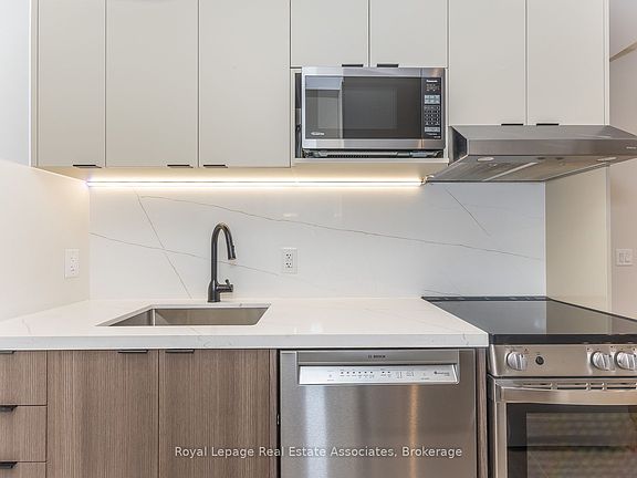 3rd image of 1000 Bathurst St #202