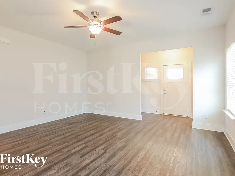 1414 Woodridge Pl — Photo 3
