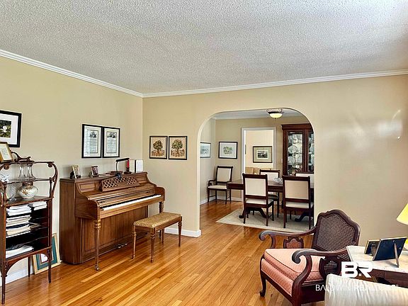 4th image of 204 W Montesano Dr
