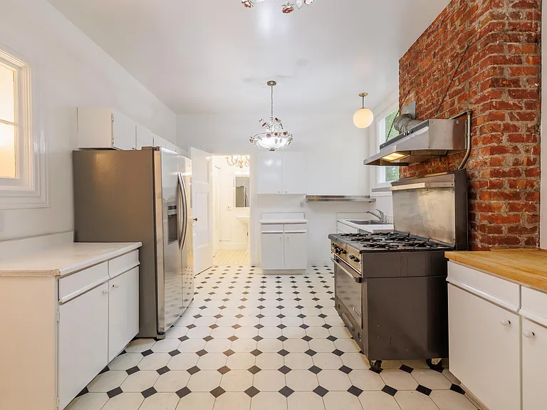 2398 Broadway St — Photo 32