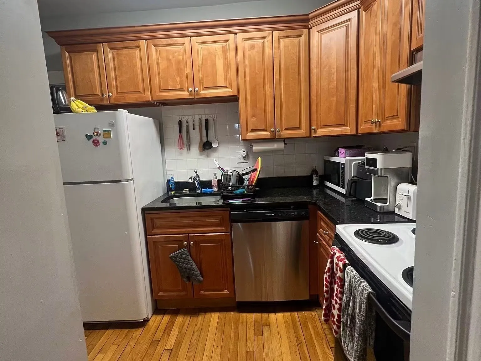 3 bed, 1.0 bath, 785 sqft, $2,700 — Photo 2