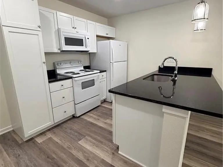 Fully applianced kitchen
