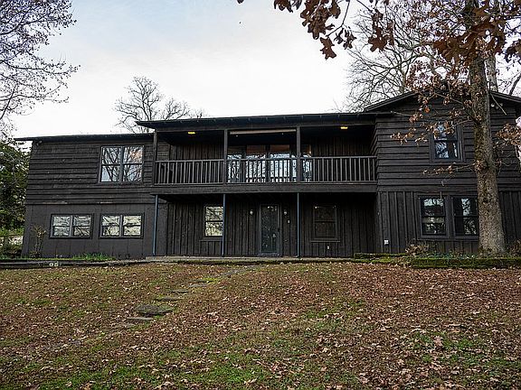 3rd image of 817 N Jackson Dr