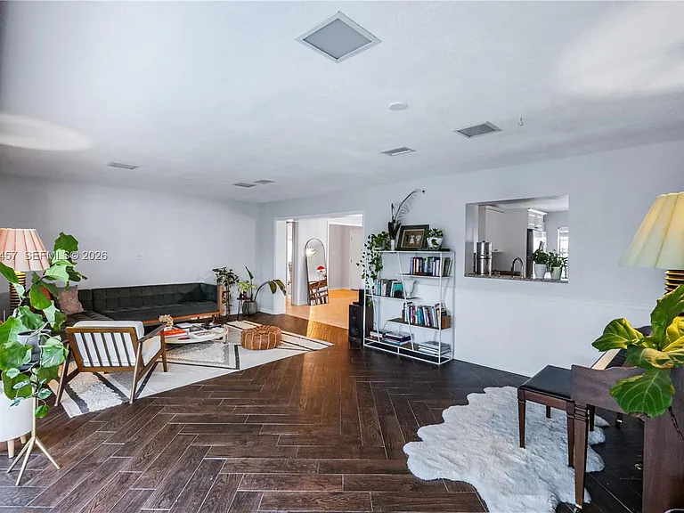4042 Greenwood Dr — Photo 3