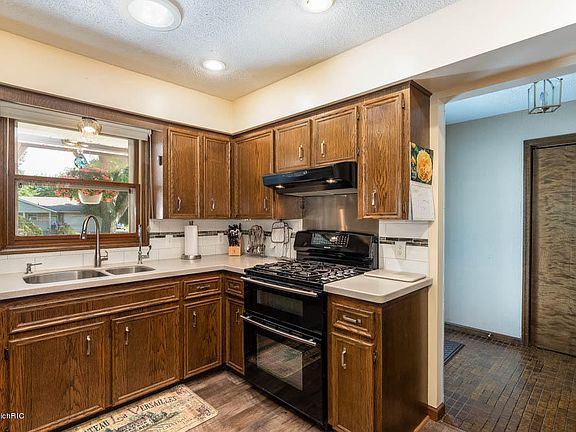 3rd image of 404 Kingwood Dr