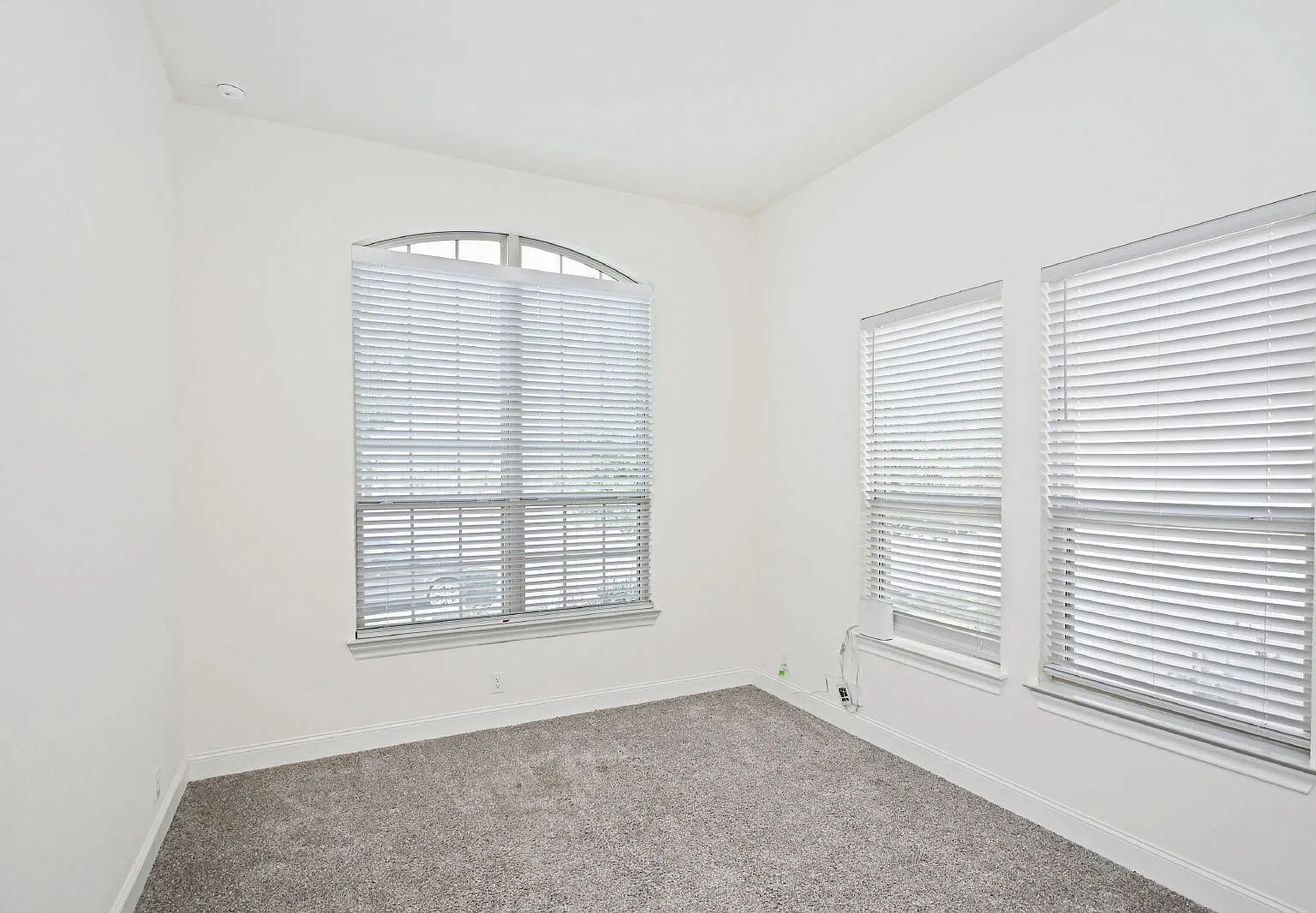 5 bed, 3.0 bath, 3032 sqft, $3,700 — Photo 4